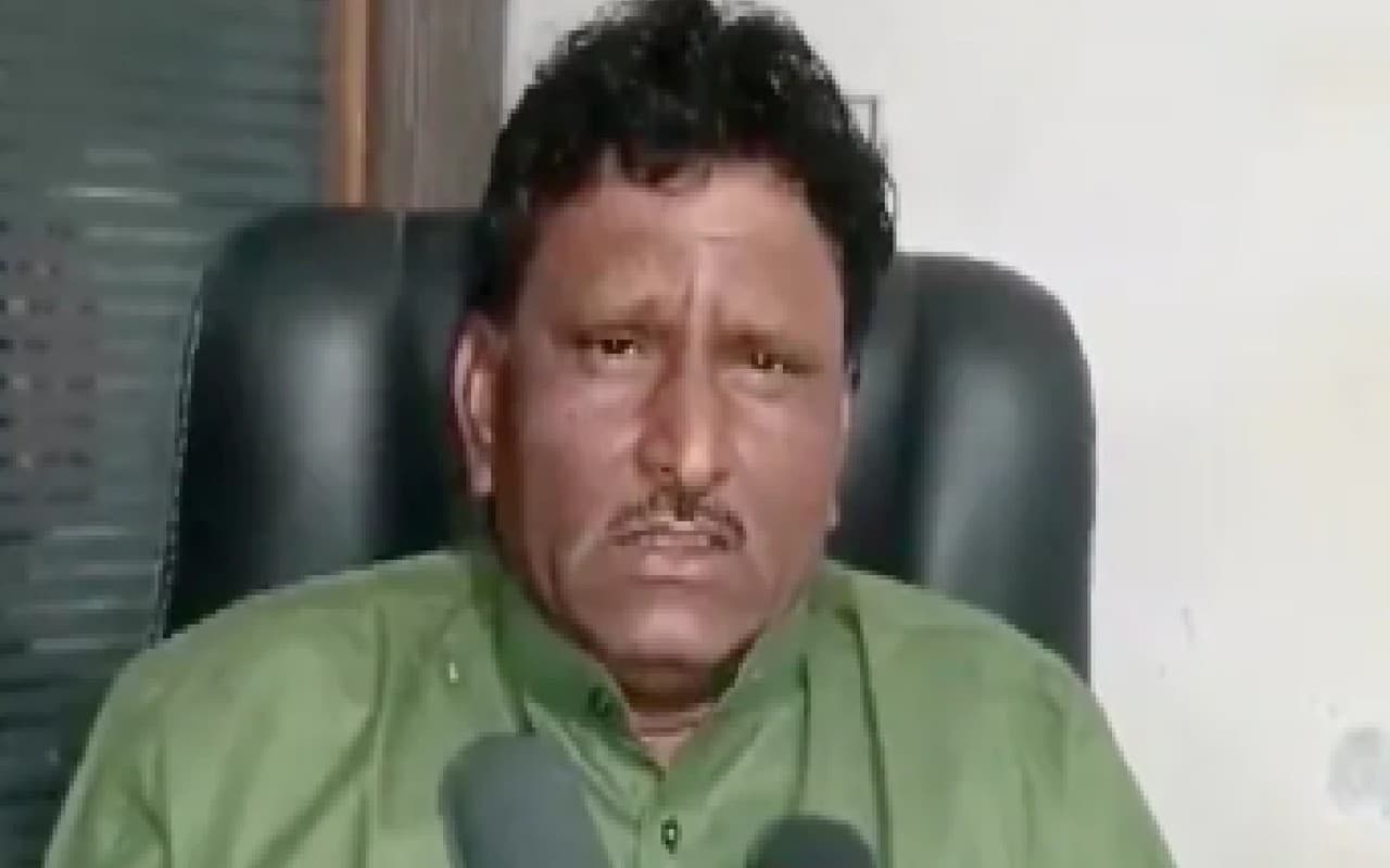 गुजरात चुनाव 2022 : कांग्रेस MLA को भाजपा कैंडिटेट ने तलवार लेकर दौड़ाया, जंगल में छिपकर बचायी जान