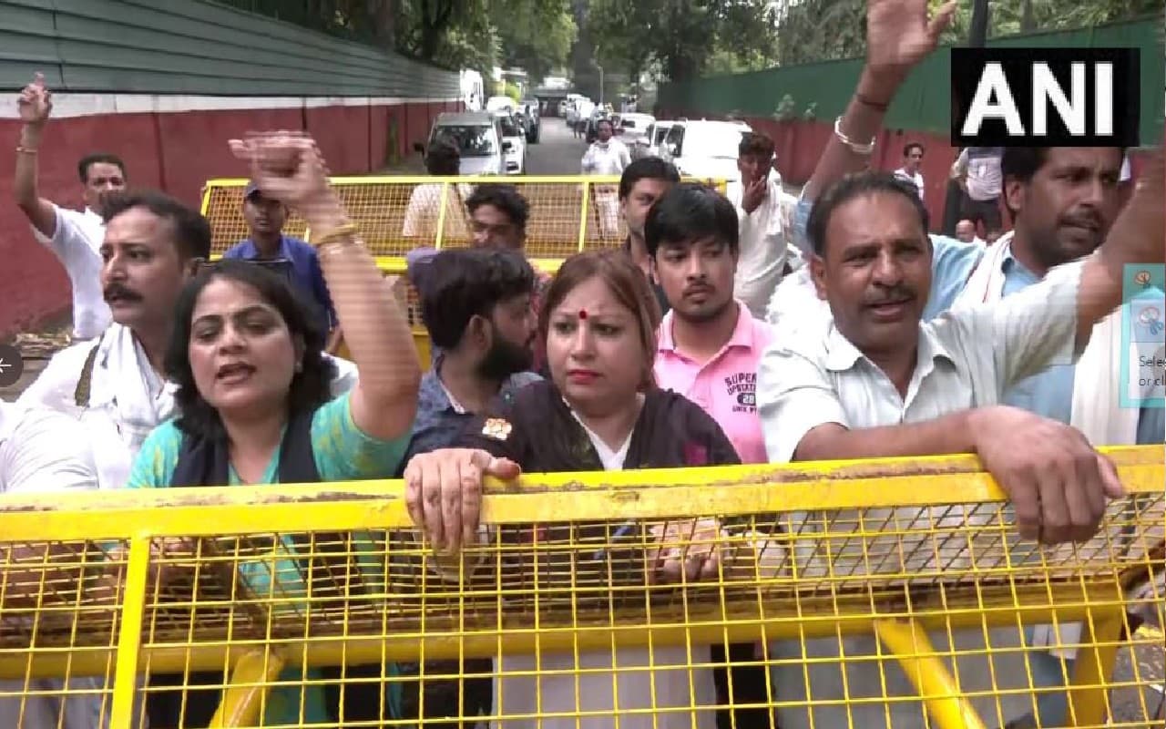 Congress Protest: कुछ इस तरह प्रदर्शन करने के लिए देशभर से दिल्ली पहुंचे कांग्रेस कार्यकर्ता, देखें VIDEO