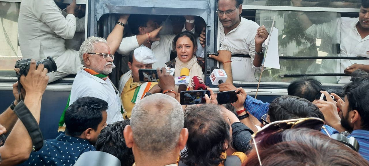 तस्वीरों में देखें कांग्रेस का महंगाई के खिलाफ यूपी में हल्लाबोल, हर कदम पर पुलिस से हुई तीखी बहस