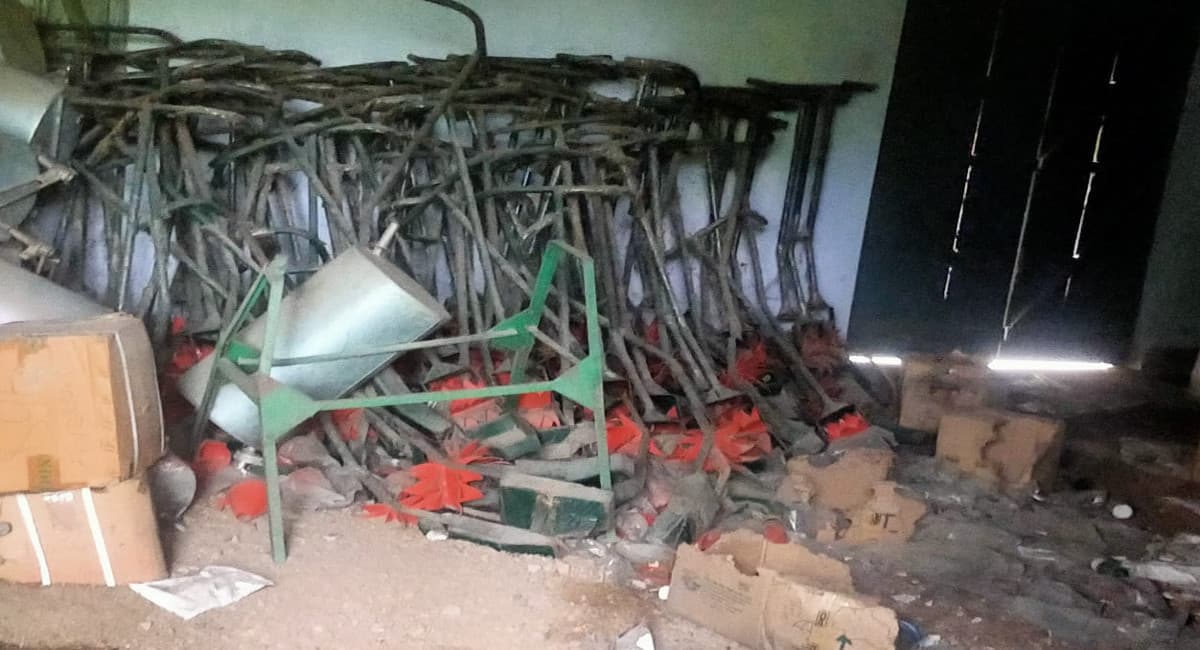 किसानों के बीच वितरण की बजाय कबाड़खाने में बर्बाद हो रहे गढ़वा में कृषि यंत्र, कौन है जिम्मेवार?