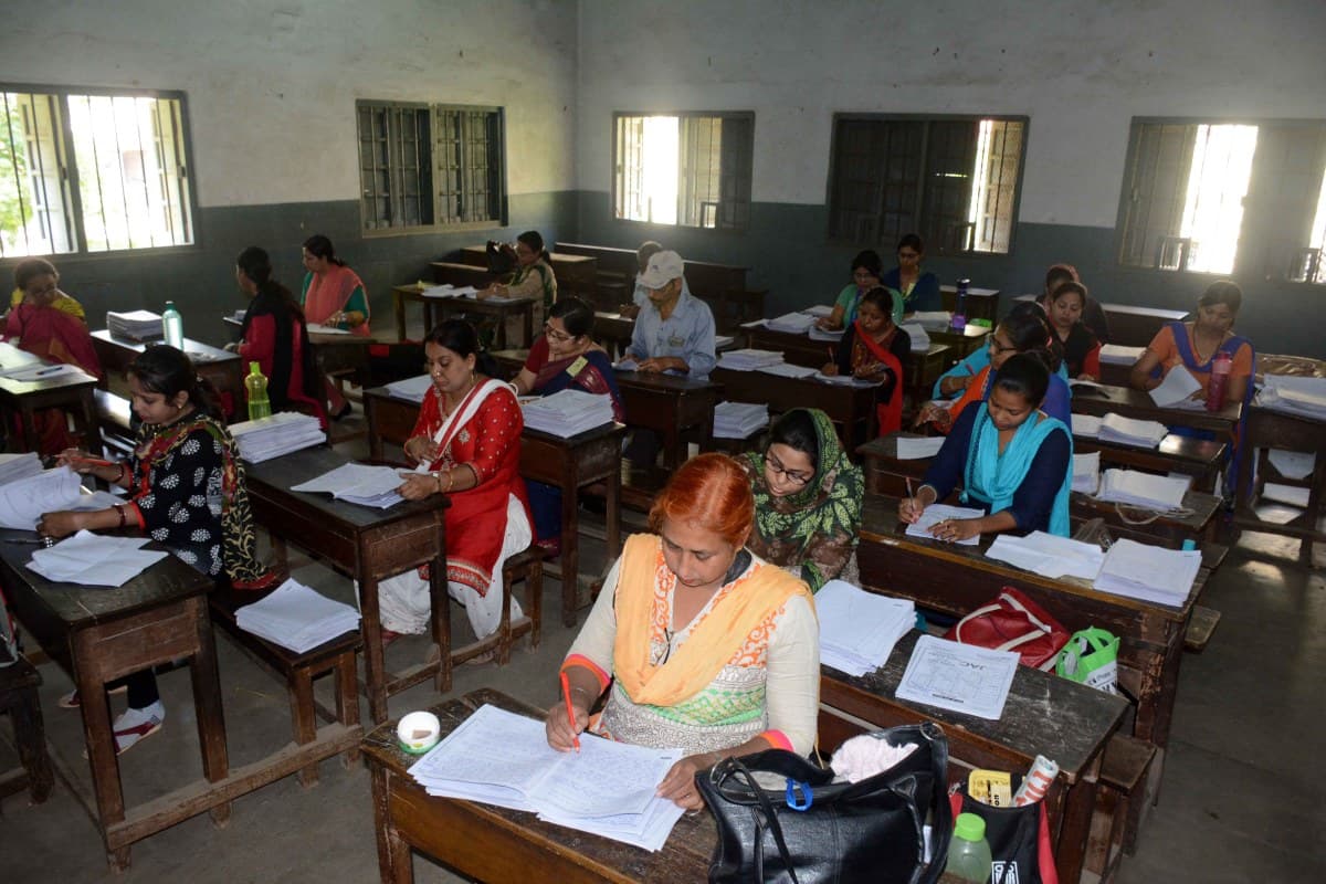 UP Board: ‘बड़ी मुश्किल से शादी तय हुई है, ससुराल में बच जाएगी लाज’ परीक्षा की कॉपियों में लिखी ऐसी बातें