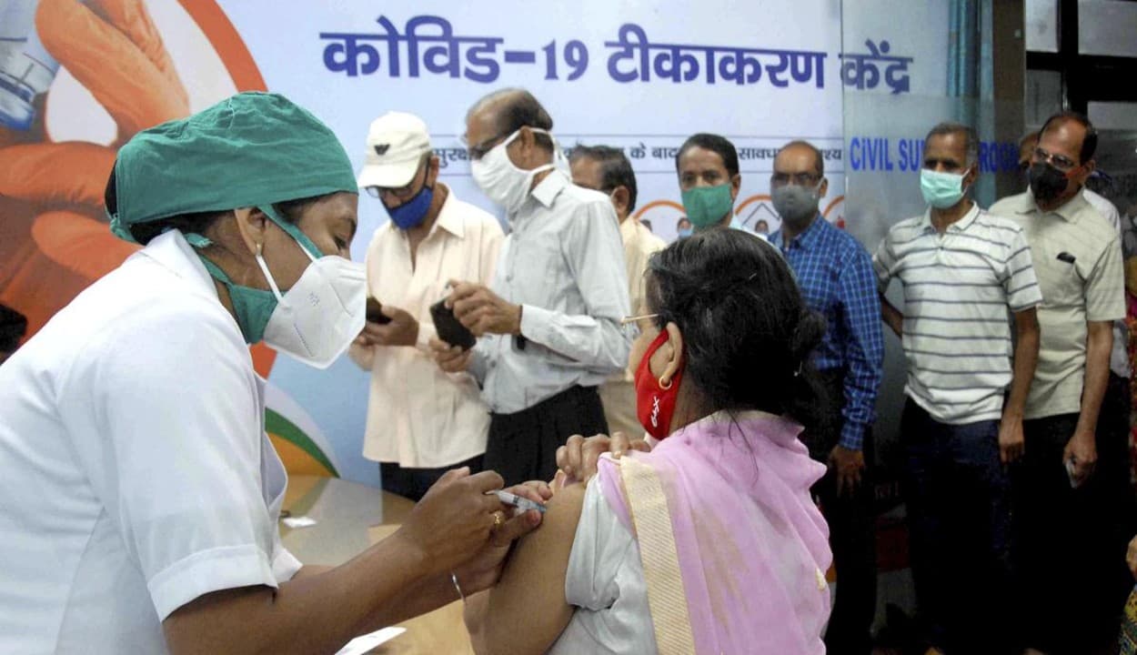 कोरोना की दूसरी लहर वाले राज्यों ने केंद्र से मांगे अधिक टीके, तो केंद्र ने लगाया राजनीति करने का आरोप