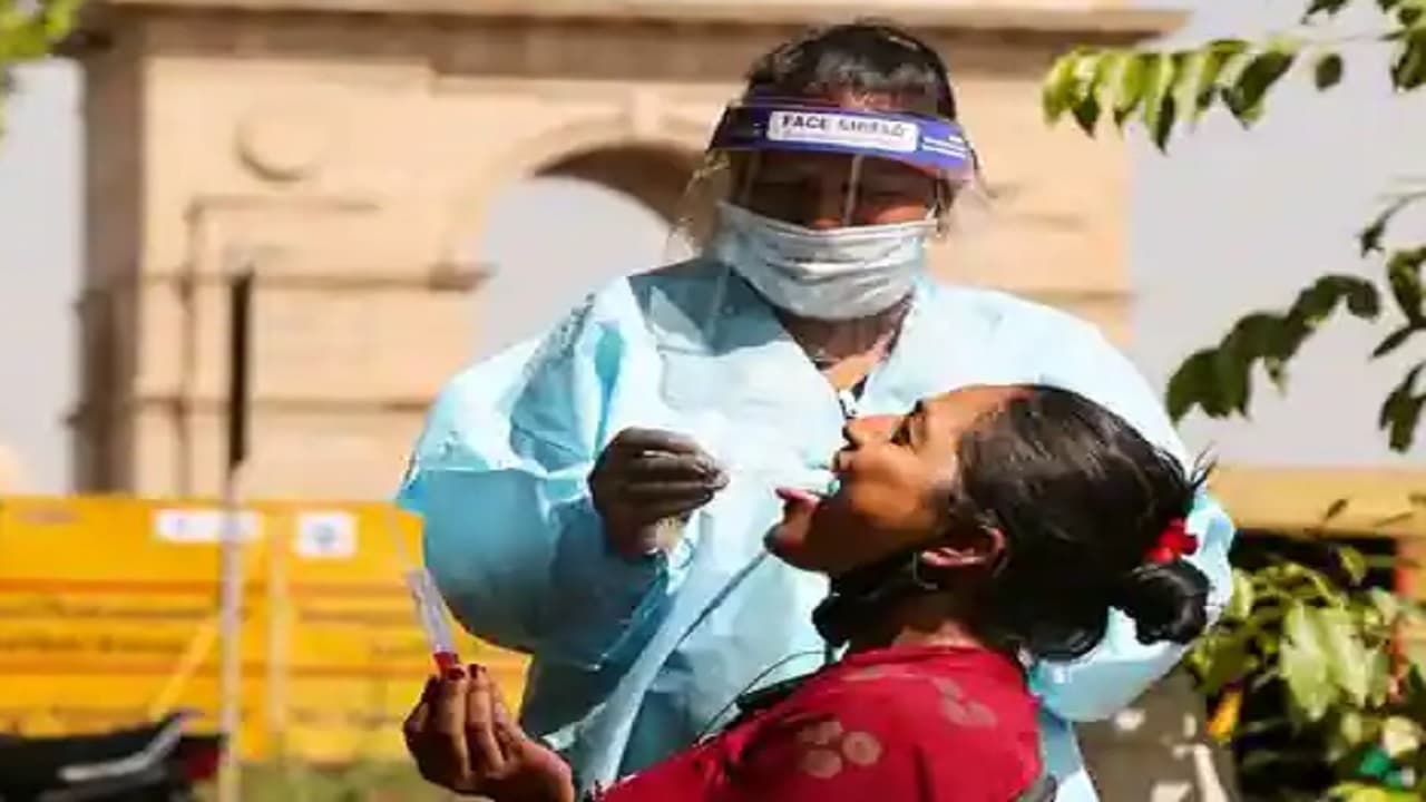 Delhi Corona Updates: दिल्ली में कोरोना ने फिर पकड़ी रफ्तार, 24 घंटे में 1204 नये केस, जानें मुंबई का हाल