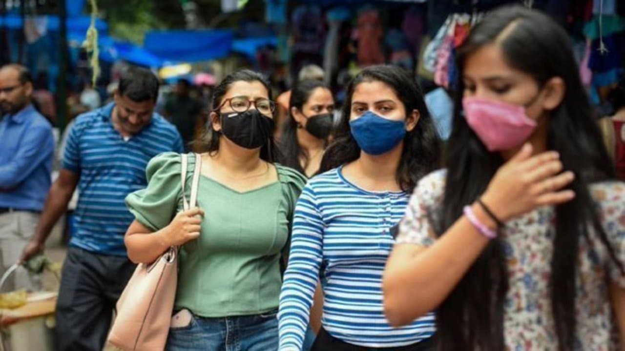 क्या कोविड पॉजिटिव के पास रहने से हो जाते हैं बीमार? भारत में कोरोना के 4,282 नए मामले दर्ज