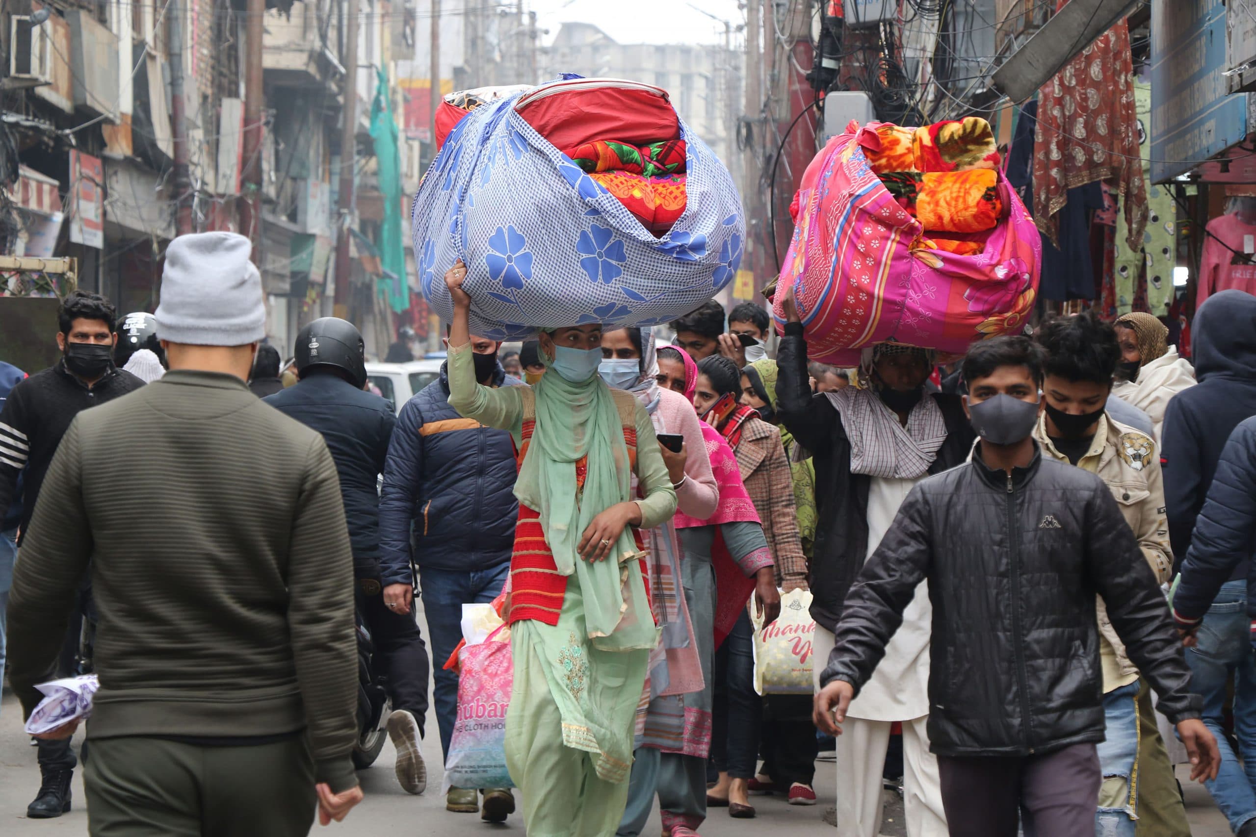 Coronavirus Updates: भारत में आज भी कोरोना के 3 लाख से ज्यादा मामले, ओमिक्रॉन ले रहा है खतरनाक रूप