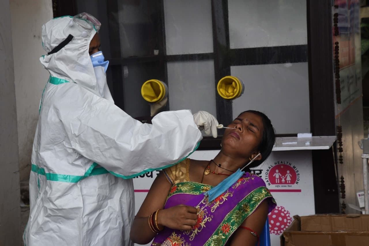 UP Corona Update: यूपी में कोरोना संक्रमण बेकाबू, 2038 नए केस मिले