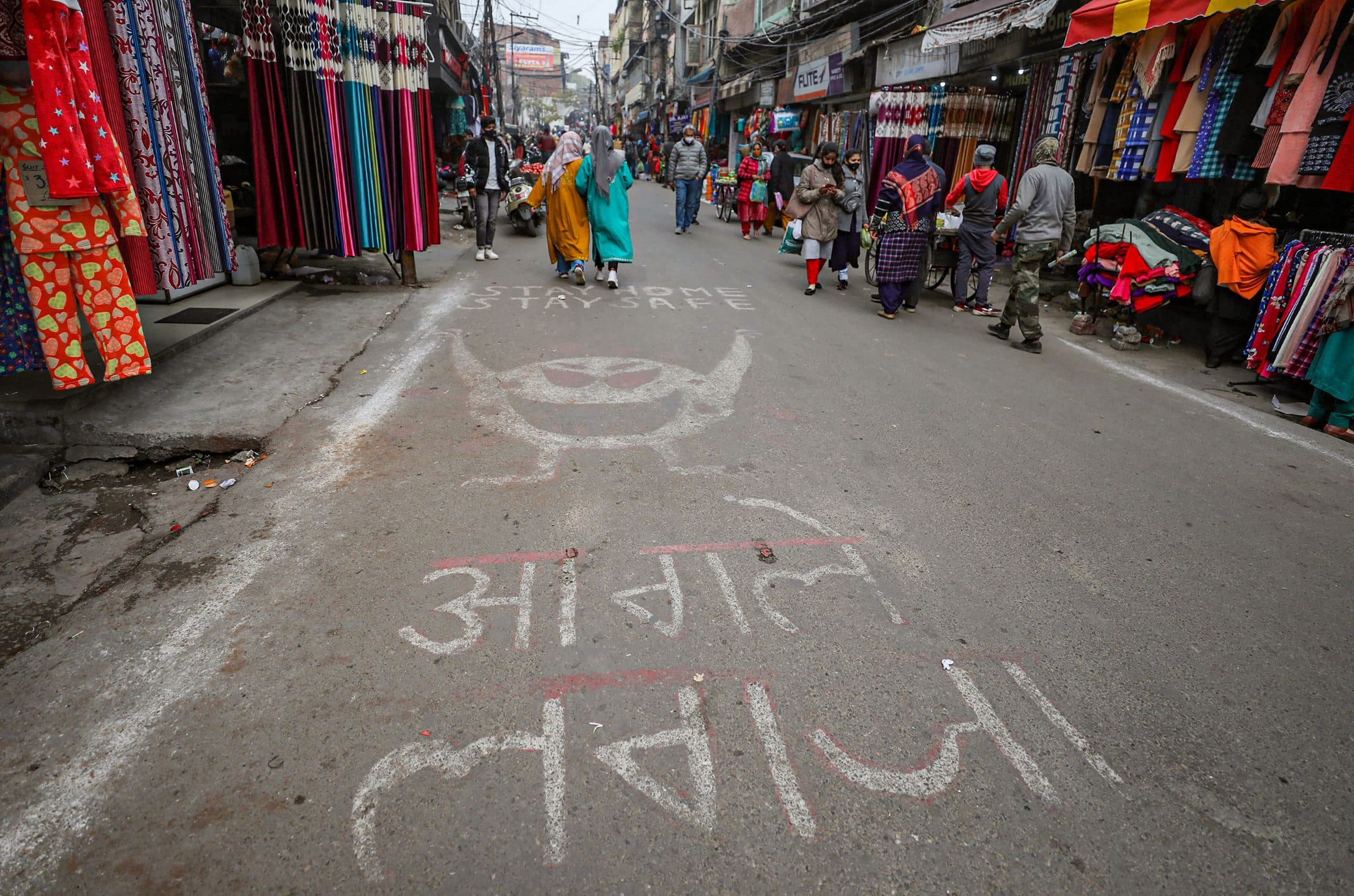 Coronavirus Updates: कोरोना की लहर ने डराया, 8 महीने बाद 3 लाख के पार आये संक्रमण के नये मामले