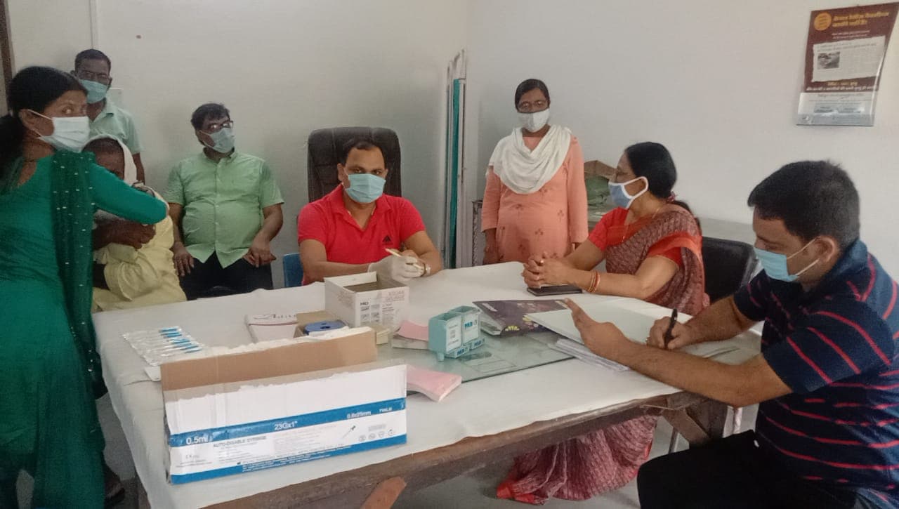कोरोना सर्टिफिकेट पाने का अजीबो-गरीब तरीका, नकली हाथ लगाकर पहुंचा वैक्सीन लगवाने