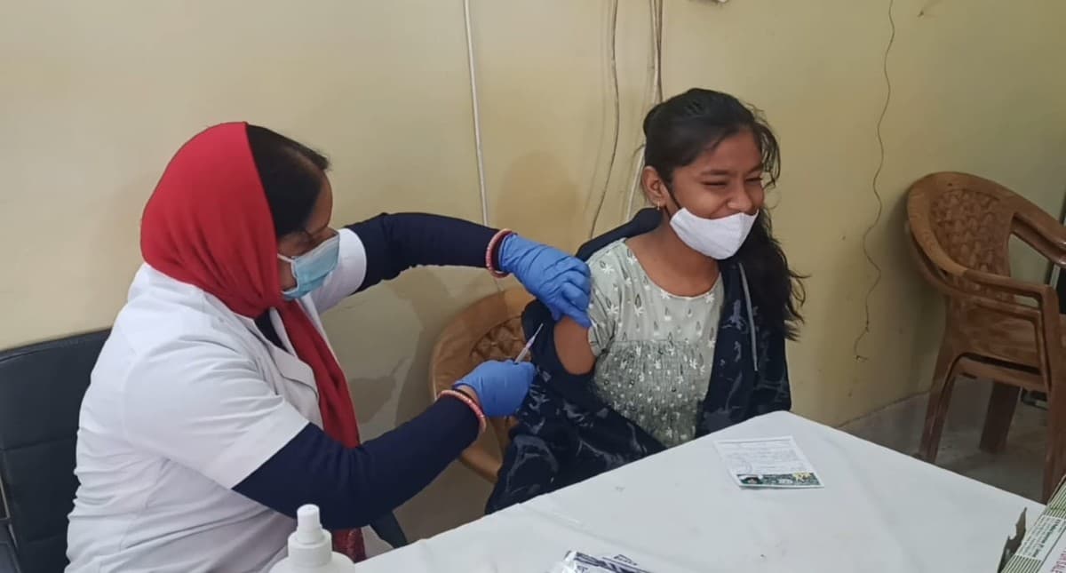 कोरोना की तीसरी लहर को कम करने में वैक्सीन बना अचूक हथियार, 15 फरवरी तक कम हो जायेंगे मामले