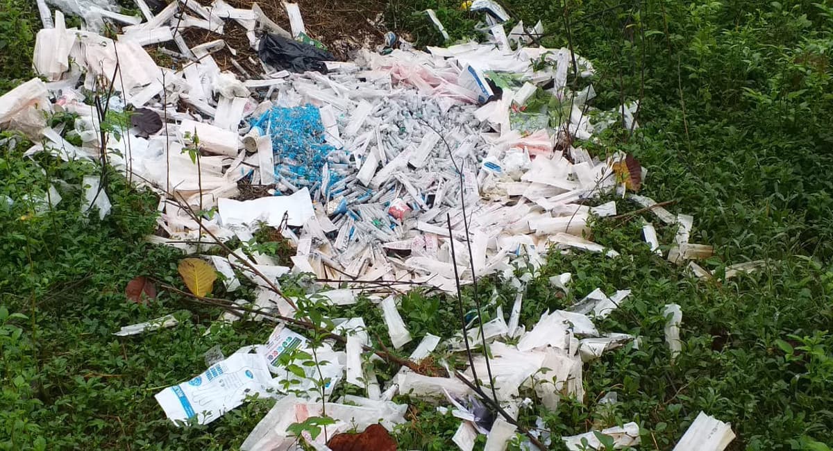 झारखंड में बड़ी लापरवाही: खुले में फेंके वैक्सीन, सिरिंज और कार्ड, सीएस ने कही ये बात