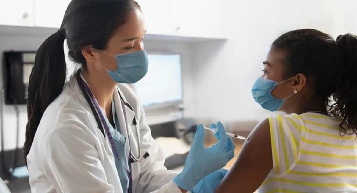 भारत के 40 करोड़ बच्चों को कोरोना टीका के लिए अभी और करना होगा इंतजार, कीमत पर छिड़ा है विवाद