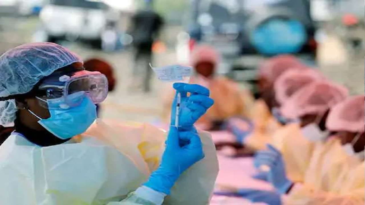 मध्यप्रदेश : धार के गांव में मुसलमानों के प्रवेश पर बैन के बैनर की तस्वीर वायरल, बड़वानी में एक ही परिवार के तीन लोगों को Covid19