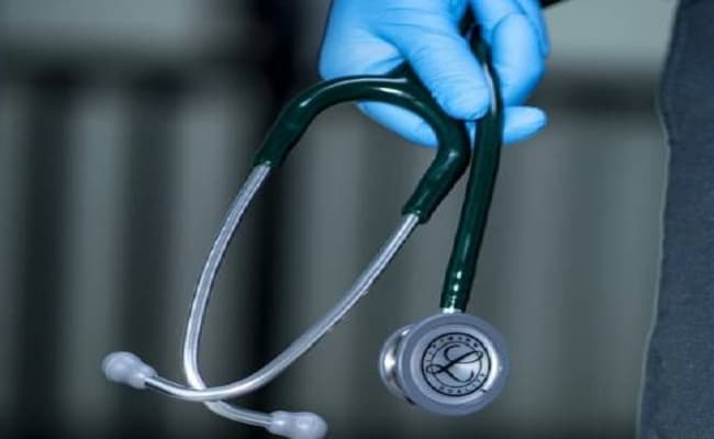 Lockdown UP Update : नोएडा में डॉक्टर व स्वास्थ्य कर्मियों से खाली करवाया मकान तो NSA के तहत होगी कार्रवाई