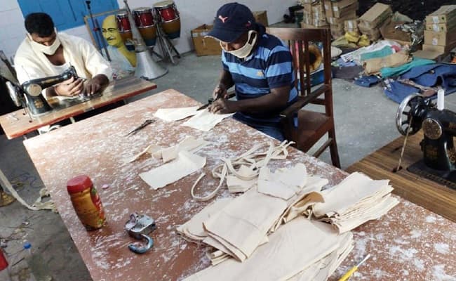 Coronavirus से लोगों की जिंदगी बचाने में जुटे कैदी, जेल में बना रहे मास्क