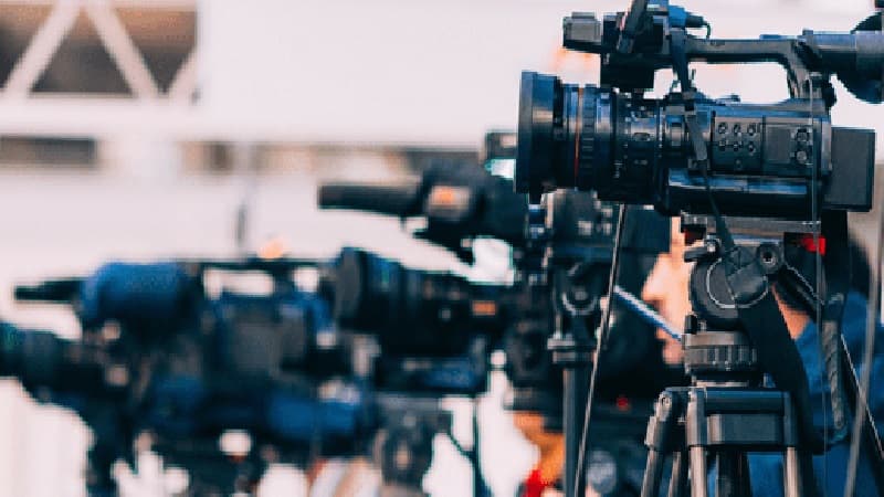 कोरोना वायरस की रिपोर्टिंग करने वाले मीडियाकर्मियों को चिकित्सा बीमा के लिए याचिका