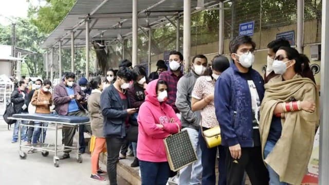 Coronavirus Delhi: दिल्ली में फिर पांव पसार रहा है कोरोनावायरस, केजरीवाल सरकार ने अस्पतालों को किया अलर्ट