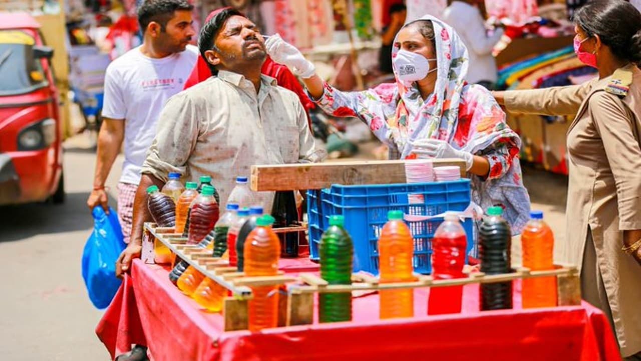 दिल्ली में फिर बढ़ी कोरोना की रफ्तार, स्वास्थ्य मंत्रालय की रिपोर्ट में महामारी के बढ़ने का खतरा बरकरार