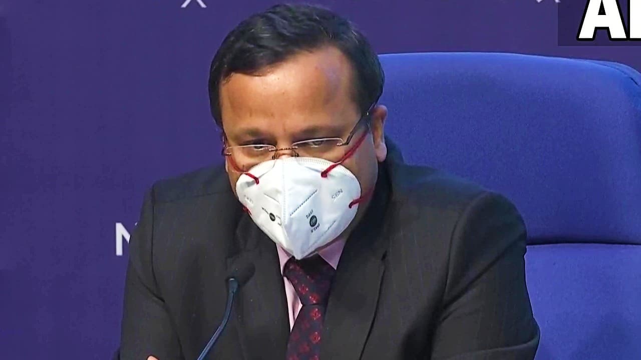 कोरोना ने फिर पकड़ी रफ्तार, 15 लाख लोग हर दिन हो रहे संक्रमित, भारत में 97% वयस्क आबादी को लगा टीका