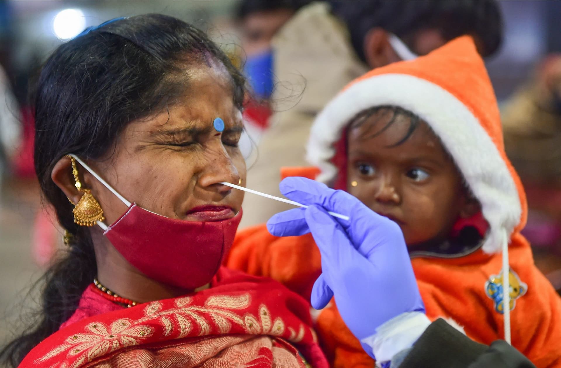 Omicron Coronavirus LIVE Updates: महाराष्ट्र में एक दिन में मिले 46,723 मामले, 'ओमिक्रॉन' के 86 मरीज