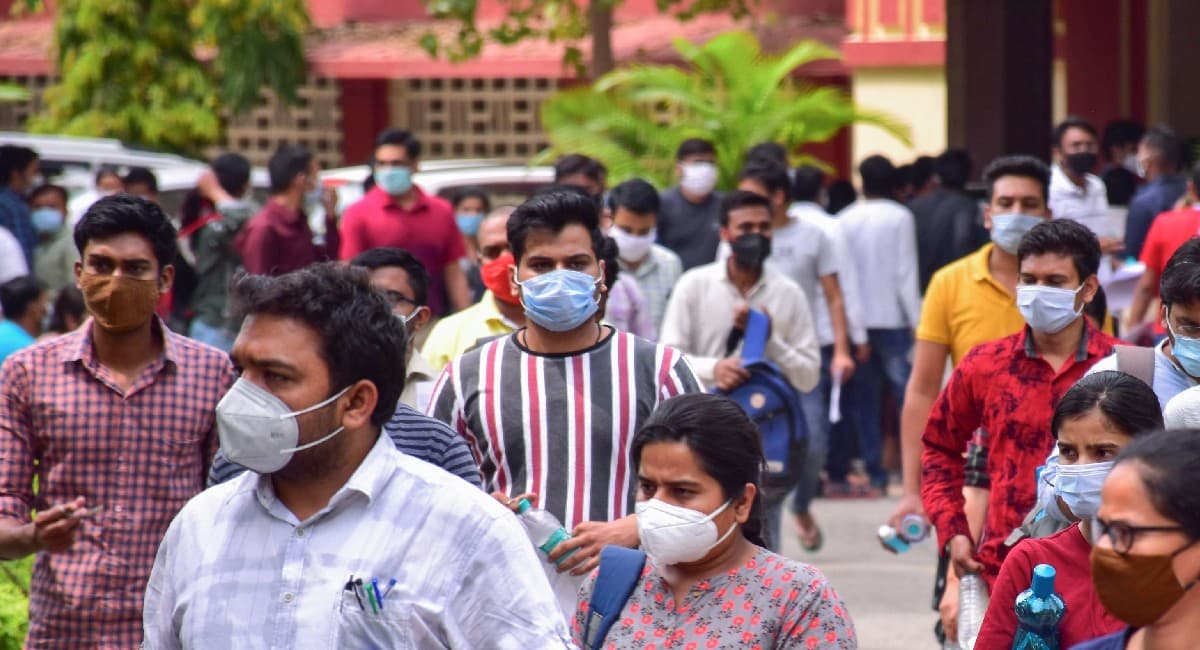 Coronavirus: 1,22,335 एक्टिव केस, 24 घंटों में 18,815 नए मरीज, क्या देश में आ रही है कोरोना की एक और लहर