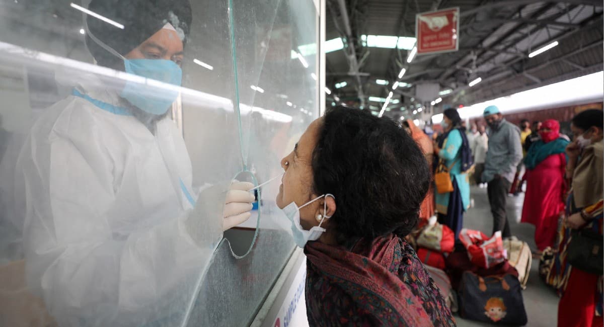 Coronavirus Updates: पिछले 24 घंटे में कोरोना से 666 की मौत, त्‍योहार के सीजन में ये राज्‍य बढ़ा रहे हैं टेंशन