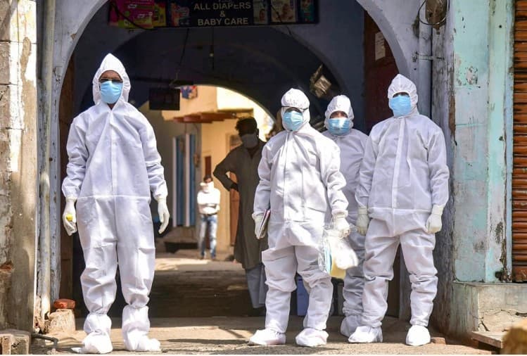 कोरोना संकट के बीच दिल्ली के इस बड़े अस्पताल के जूनियर डॉक्टर अनिश्चितकालीन भूख हड़ताल पर