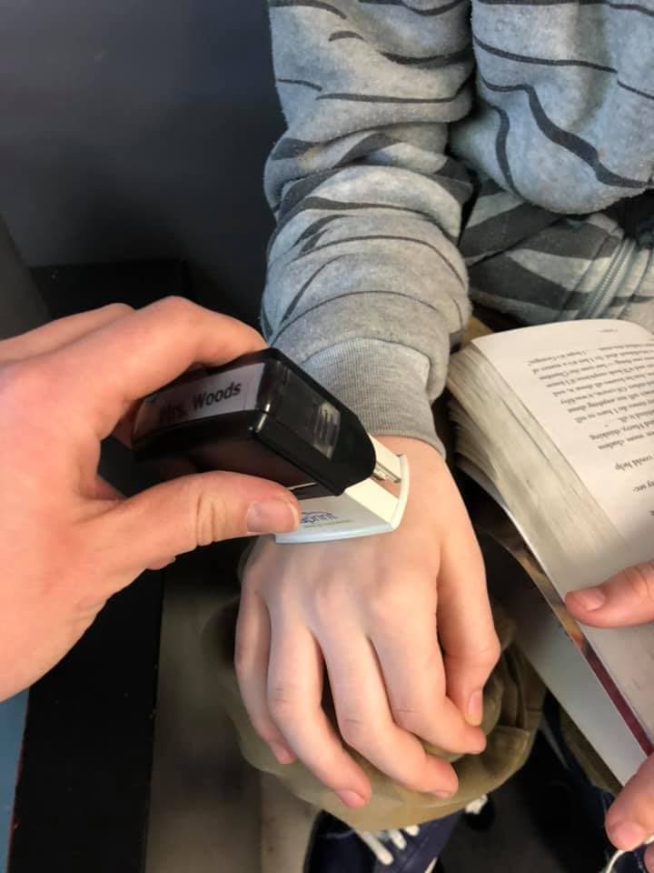 कोरोना से बचने के लिए बच्चें हाथ धोयें इसलिए टीचर ने किया कुछ ऐसा, सोशल मीडिया पर हो रहा वायरल