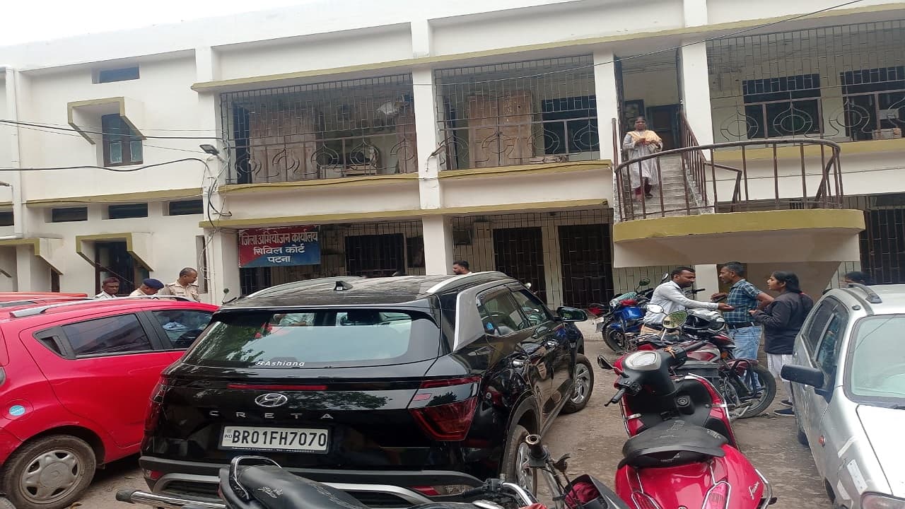 पटना सिविल कोर्ट में ब्लास्ट, पेश करने के दौरान दारोगा के हाथ में ही फट गया बम, मची अफरातफरी