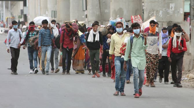 प्रवासी मजदूरों को भोजन और आवास देगी गुजरात सरकार, यात्रा करने पर हो सकती है पुलिस कार्रवाई