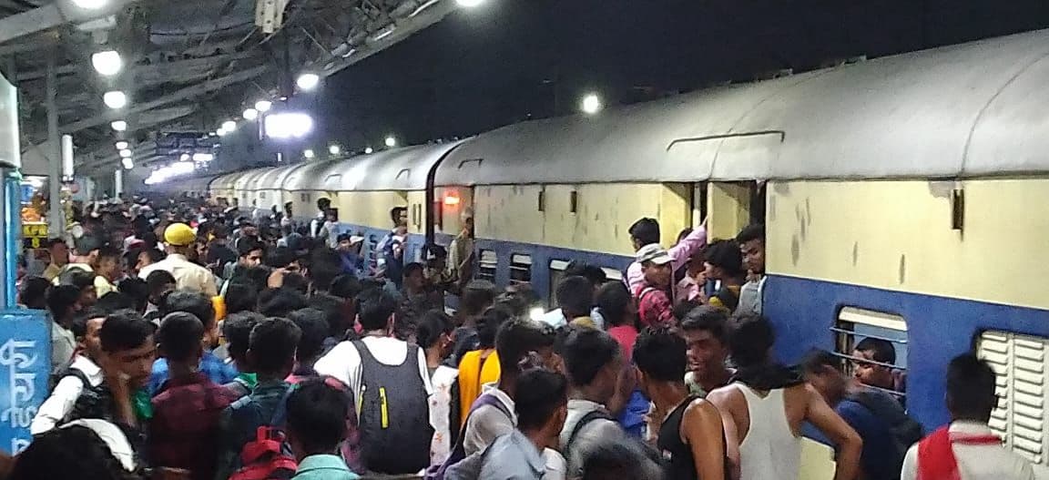 बिहार में कोरोना की तीसरी लहर का खतरा! मुजफ्फरपुर स्टेशन पर हजारों यात्रियों का नहीं हो रहा कोरोना टेस्ट