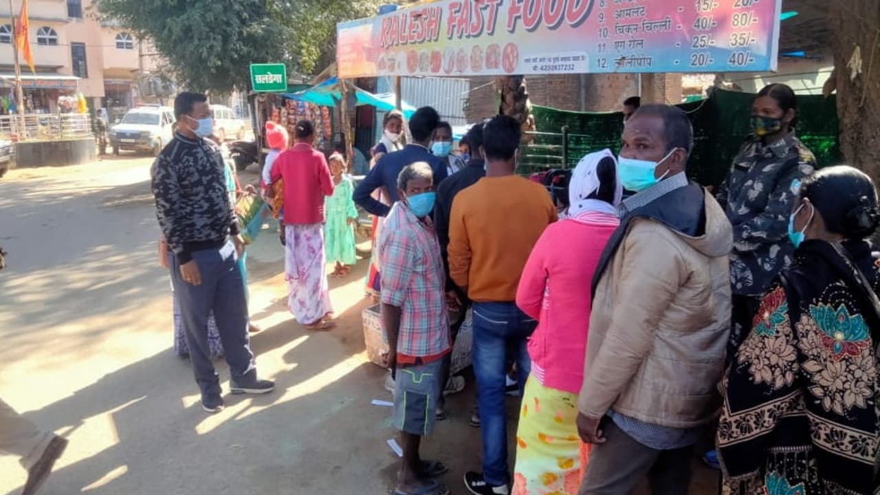 Coronavirus Update News: सिमडेगा में मास्क नहीं पहनने वालों का कटा फाइन, 9500 रुपये की हुई वसूली