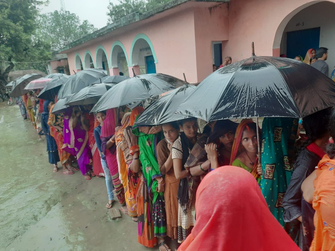 मोतिहारी में बारिश के बीच छाता लेकर वैक्सीन लेने पहुंचे लोग, बिहार में कोविड वैक्सीनेशन का मेगा ड्राइव जारी