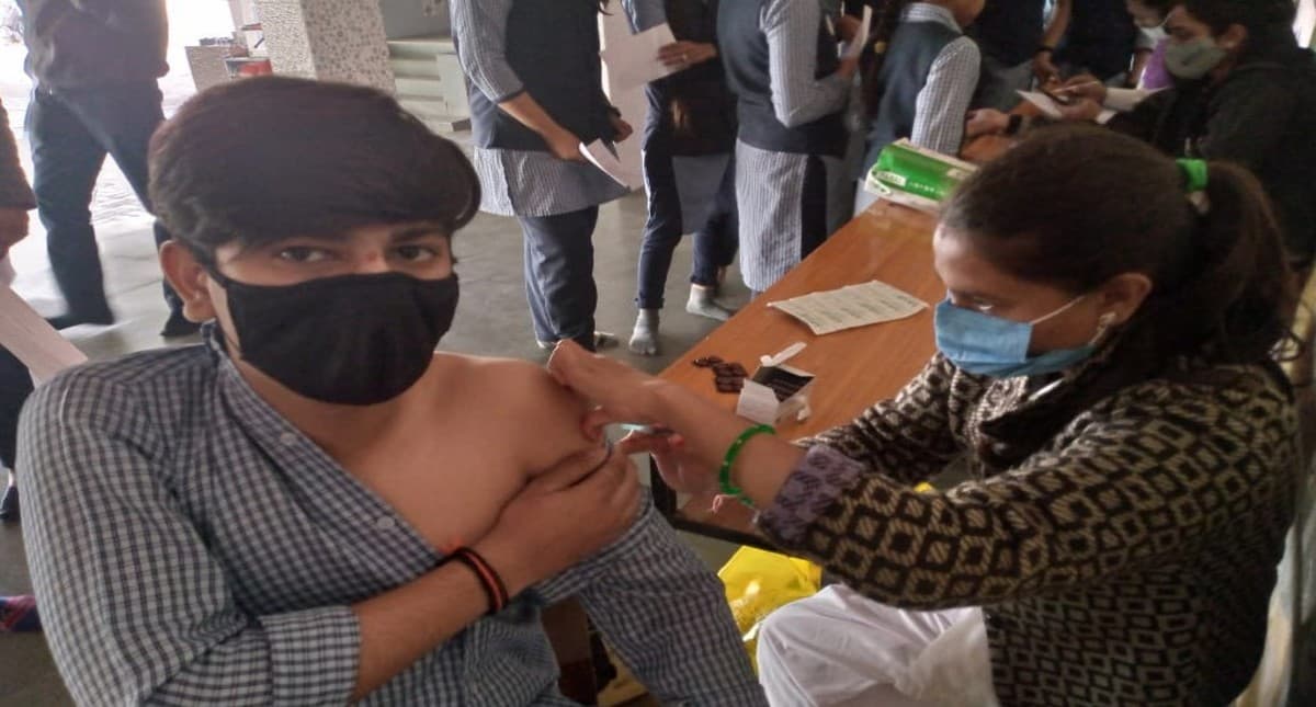 Covid Vaccine News: 15 से 18 साल के लगभग 38 लाख बच्चों का पहले दिन हुआ वैक्सीनेशन