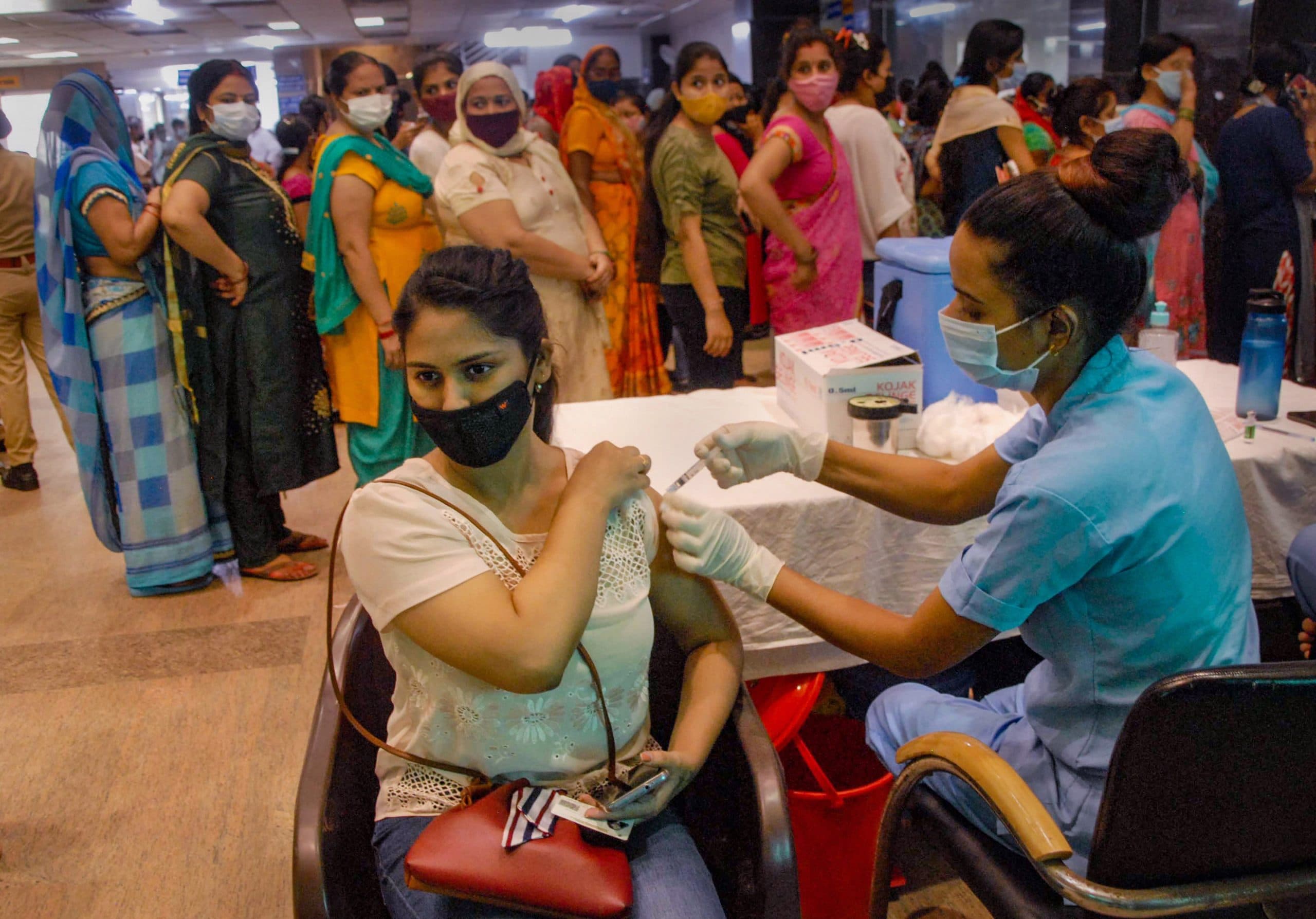 COVID-19 Vaccine: पटना में मेगा टीकाकरण कैंप आज, 820 सेशन साइटों पर लगेगा कोरोना वैक्सीन का टीका