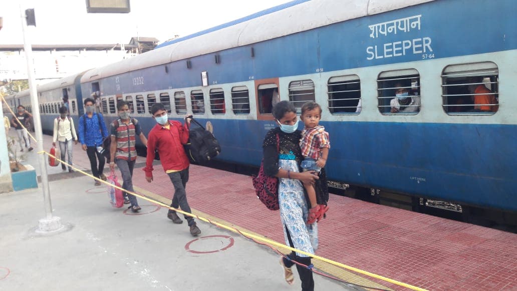 Train News: छपरा-सीवान रेलखंड पर टिकट काटने के बाद अचानक दो ट्रेन हुए निरस्त, यात्रियों ने काटा बवाल