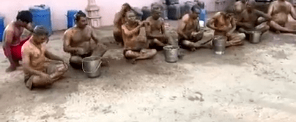 कोरोना के खिलाफ जब गाय का गोबर और मूत्र बना हथियार, अखिलेश यादव ने ट्‌वीट किया-अब इसपर हंसें या रोयें...