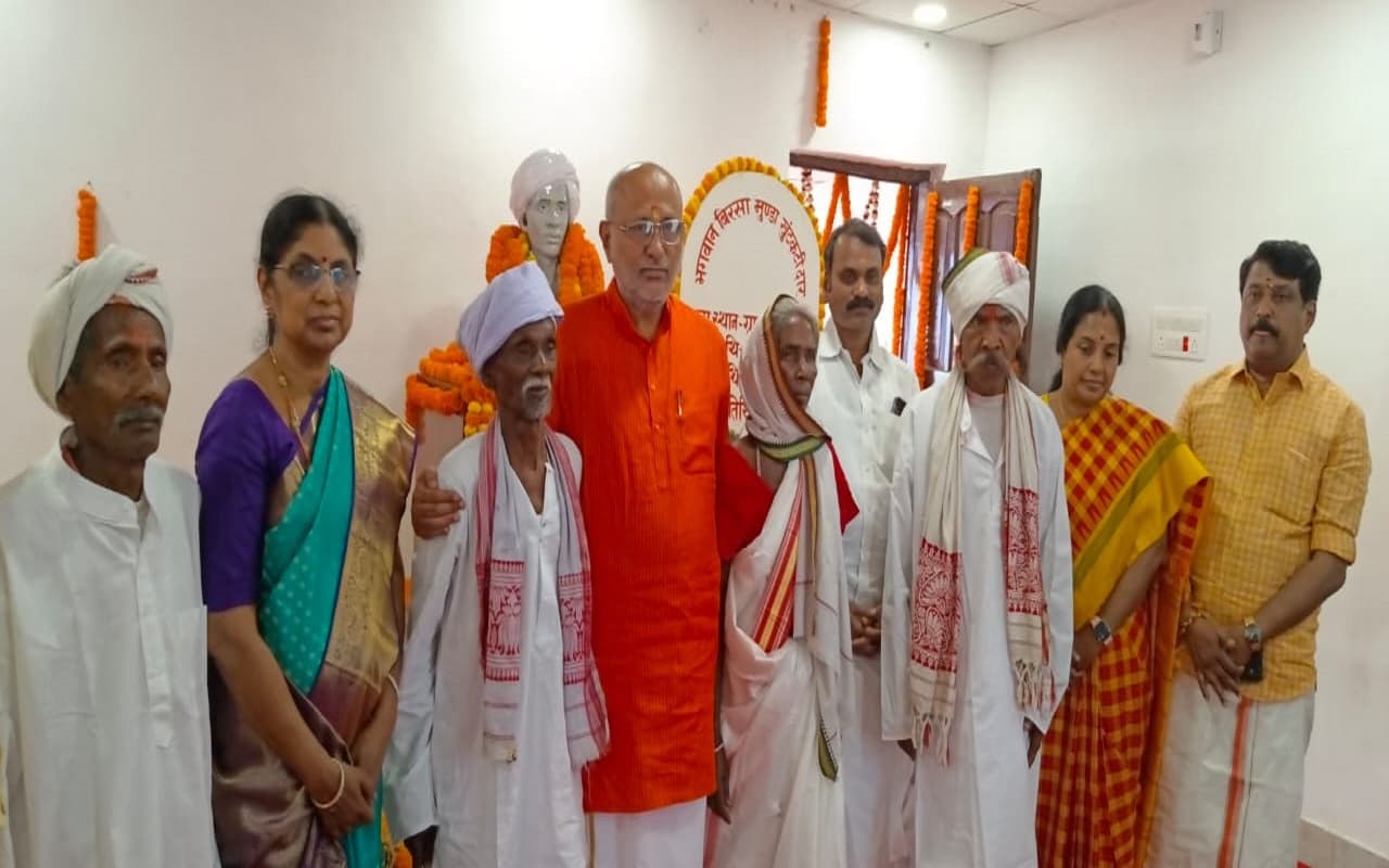 झारखंड: शपथ लेकर राज्यपाल सीपी राधाकृष्णन बिरसा मुंडा को श्रद्धांजलि देने पहुंचे उलिहातू, वंशजों से की मुलाकात