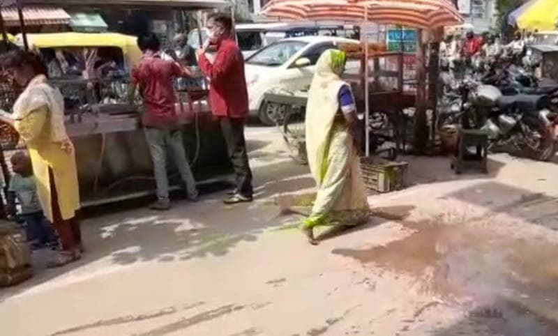 UP: लॉ एंड ऑर्डर पर लगातार उठते सवालों के बीच हवाई चप्पल में निरीक्षण करने निकले पुलिस कमिश्नर, हड़कंप