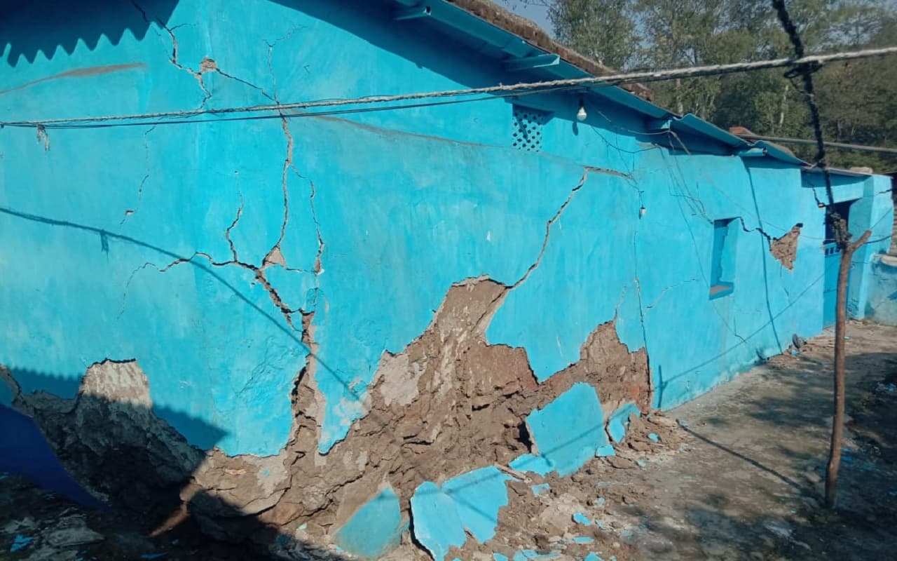 Jharkhand News: झारखंड के रामगढ़ में तेज आवाज के साथ भू-धंसान, कई मकानों में पड़ीं दरारें, दहशत में लोग