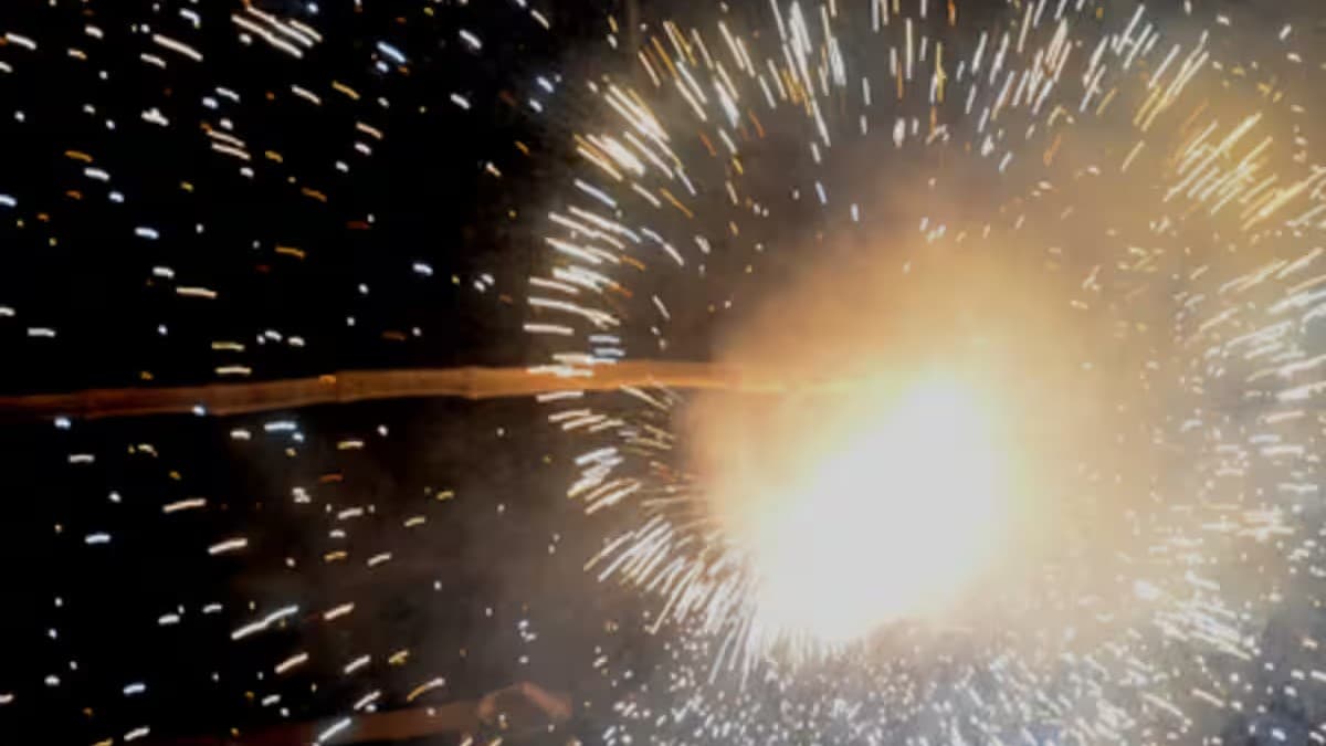 Lucknow News: लखनऊ में दिवाली पर दिखा जोश, लोगों ने जमकर फोड़े पटाखे, 200 करोड़ से ज्यादा की आतिशबाजी स्वाहा