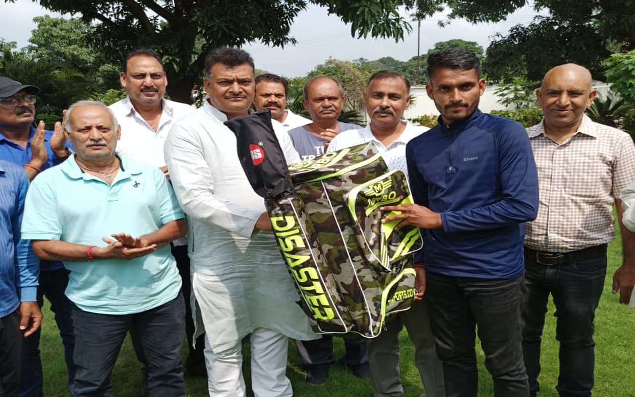 हजारीबाग के क्रिकेटर अमित यादव का झारखंड Under-19 टीम में हुआ चयन, HDCA ने किया सम्मानित