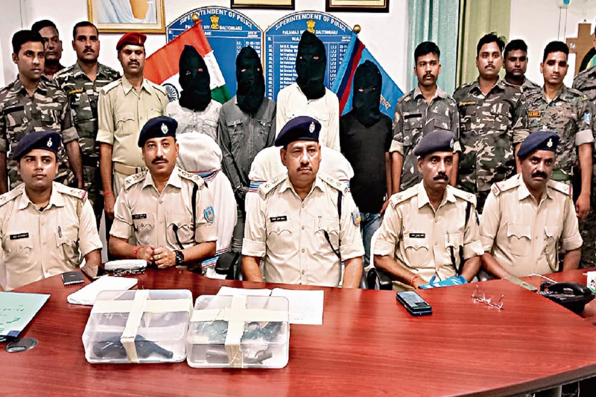 पलामू में देसी कट्टा के साथ पांच गिरफ्तार, बड़ी घटना को अंजाम देना था मकसद