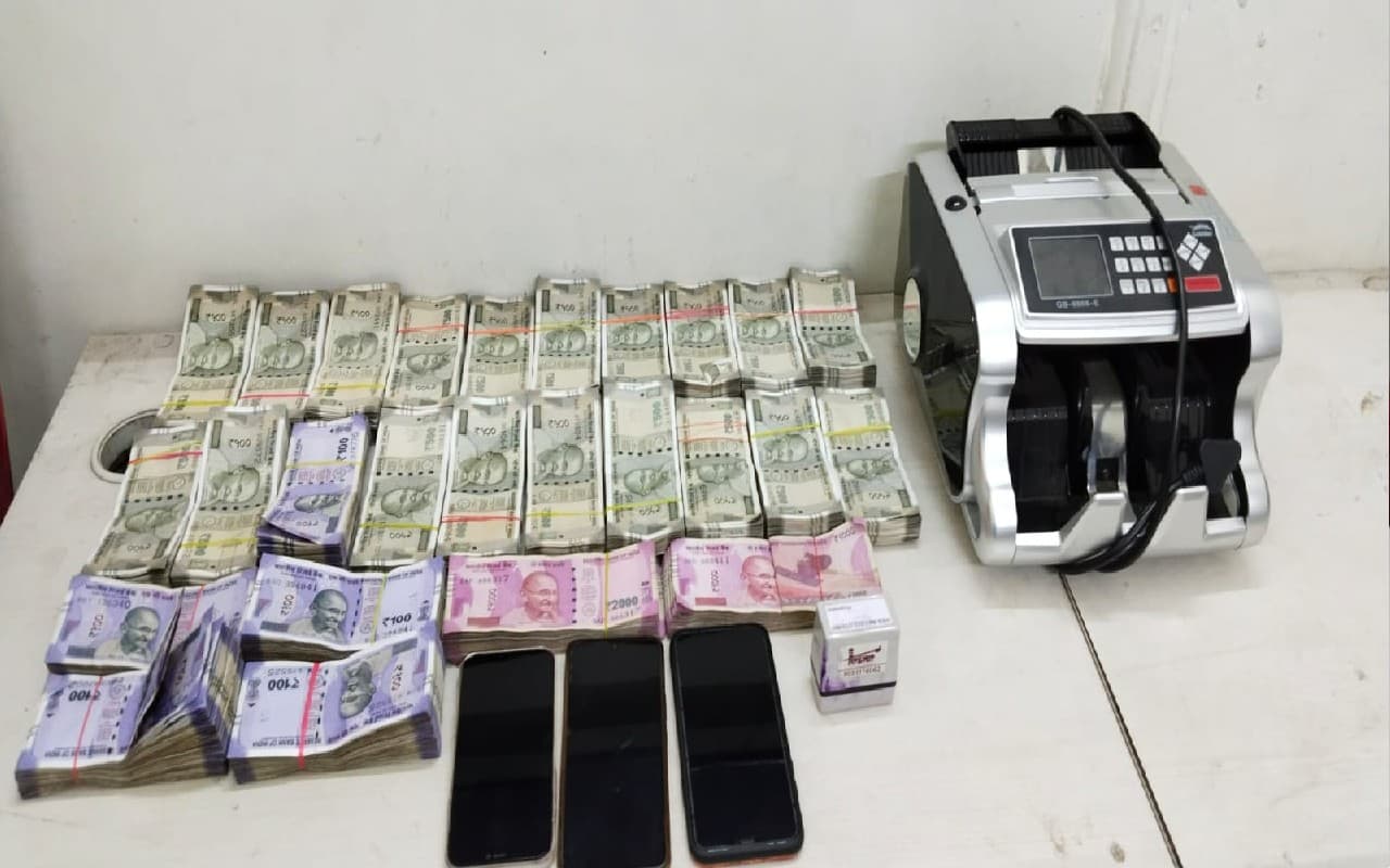 अवैध कॉल सेंटर पर छापेमारी कर पुलिस ने 15 लोगों को किया गिरफ्तार, मास्टर माइंड पर्णश्री से गिरफ्तार अवैध कॉल सेंटर पर छापेमारी कर पुलिस ने 15 लोगों को किया गिरफ्तार, मास्टर माइंड पर्णश्री से गिरफ्तार