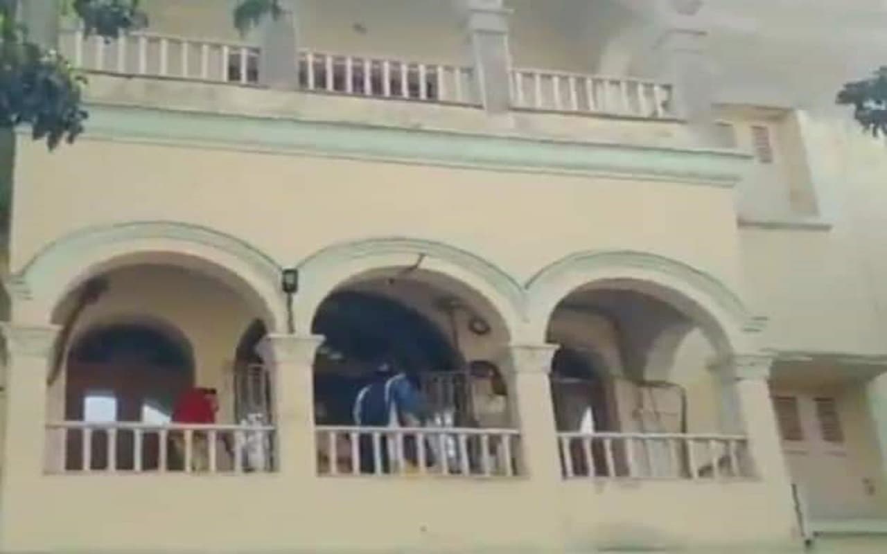 पश्चिम बंगाल:एक ही घर से मां और 2 पुत्रियों का शव बरामद, इलाके में सनसनी, मौत की गुत्थी सुलझाने में जुटी पुलिस