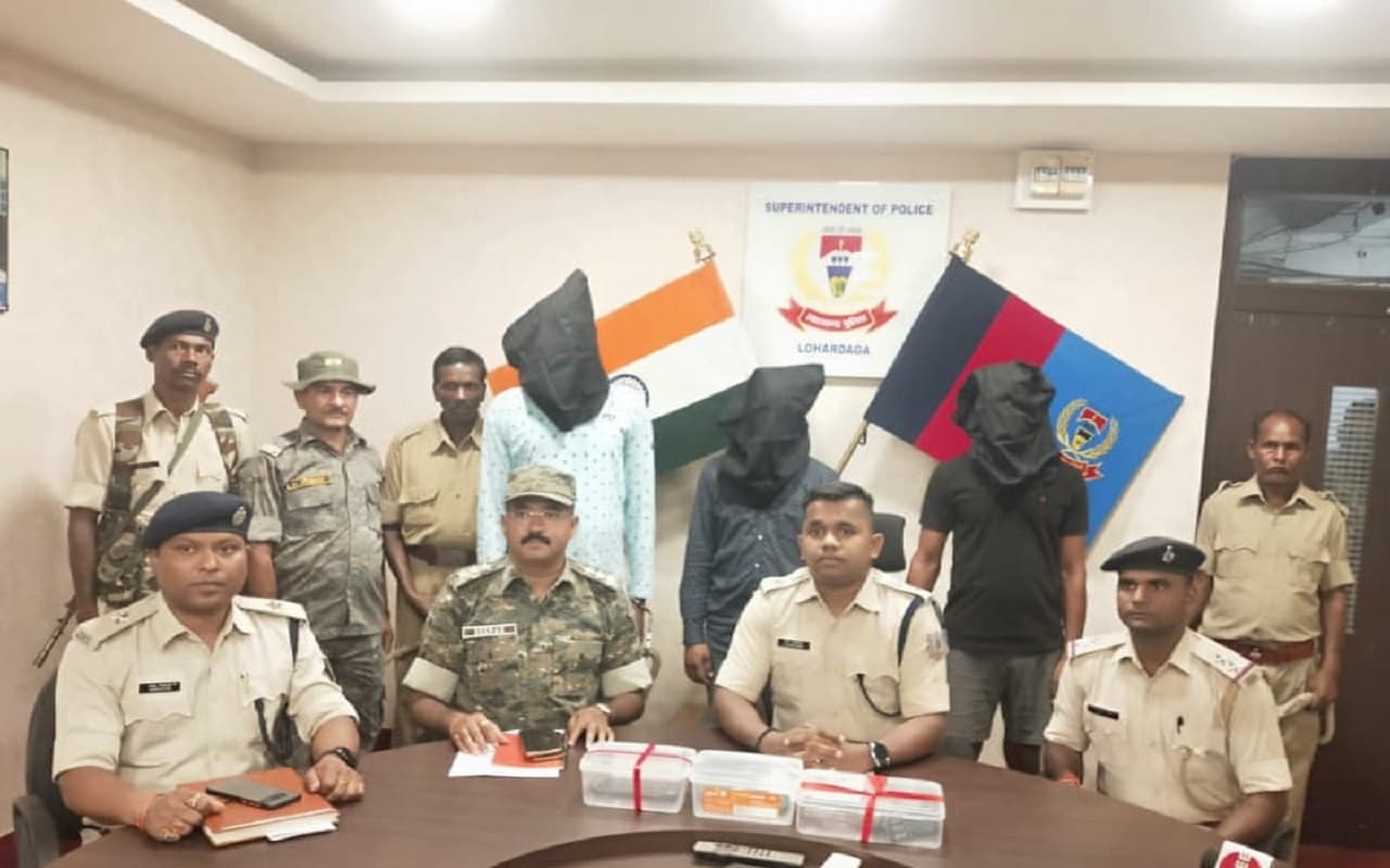 झारखंड: रंगदारी के लिए घर पर पोस्टर चिपकाकर फायरिंग करने के तीन आरोपी अरेस्ट, पुलिस ने भेजा जेल