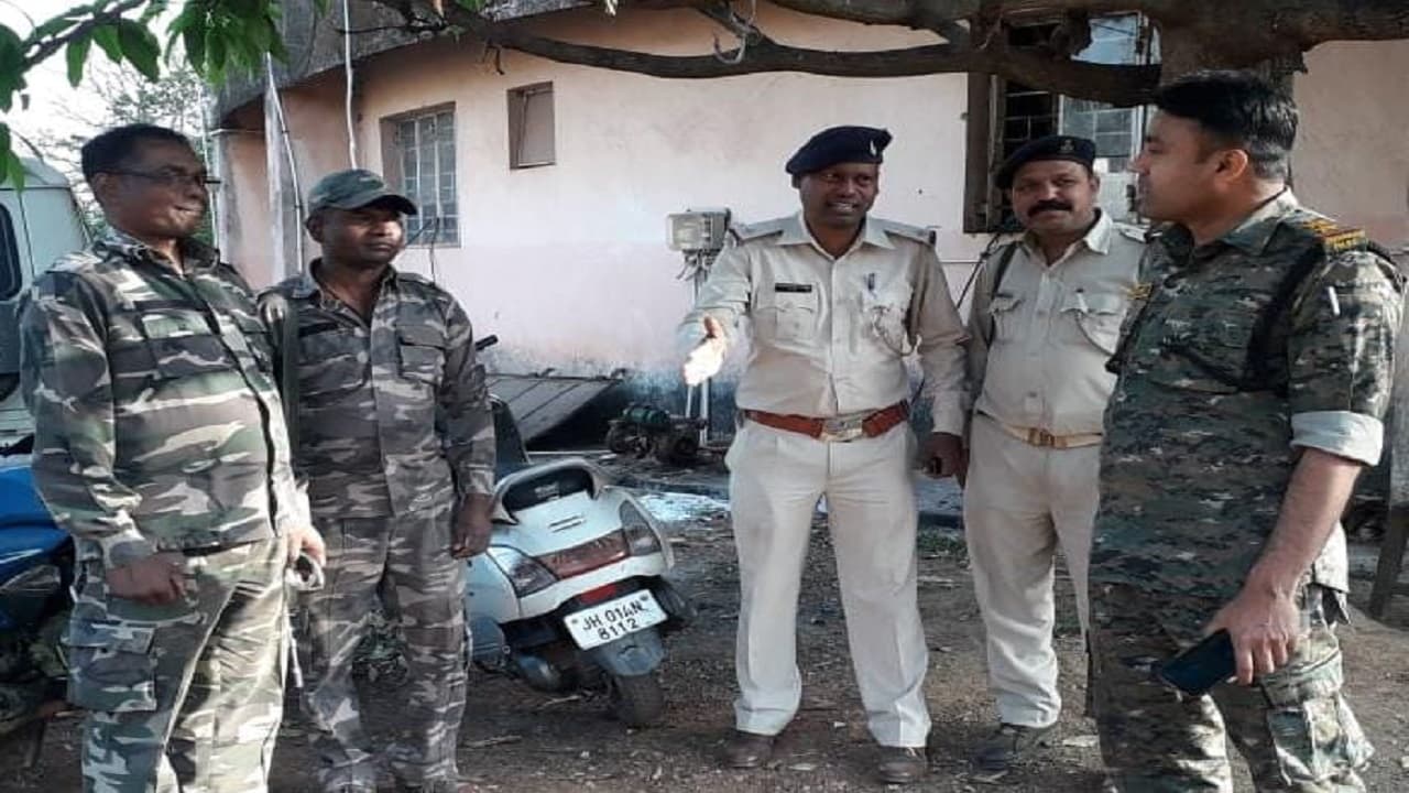 Jharkhand News: मॉर्निंग वॉक कर रहे शख्स पर अपराधियों ने चलाई गोली, पुलिस ने खदेड़कर हथियार के साथ पकड़ा Jharkhand News: मॉर्निंग वॉक कर रहे शख्स पर अपराधियों ने चलाई गोली, पुलिस ने खदेड़कर हथियार के साथ पकड़ा