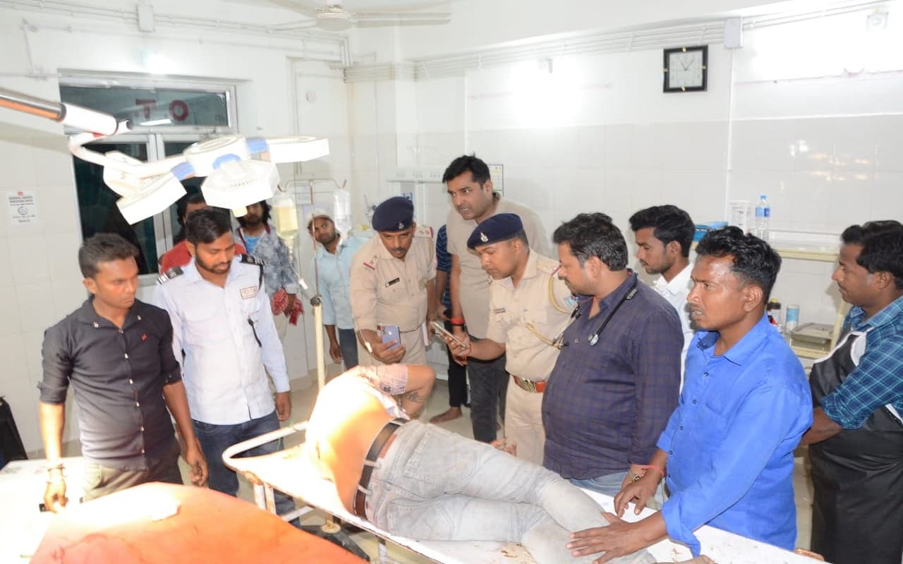 झारखंड: आपसी विवाद में दोस्तों ने डीजे संचालक को मारी गोली, रिम्स रेफर, 2 संदिग्ध हिरासत में झारखंड: आपसी विवाद में दोस्तों ने डीजे संचालक को मारी गोली, रिम्स रेफर, 2 संदिग्ध हिरासत में