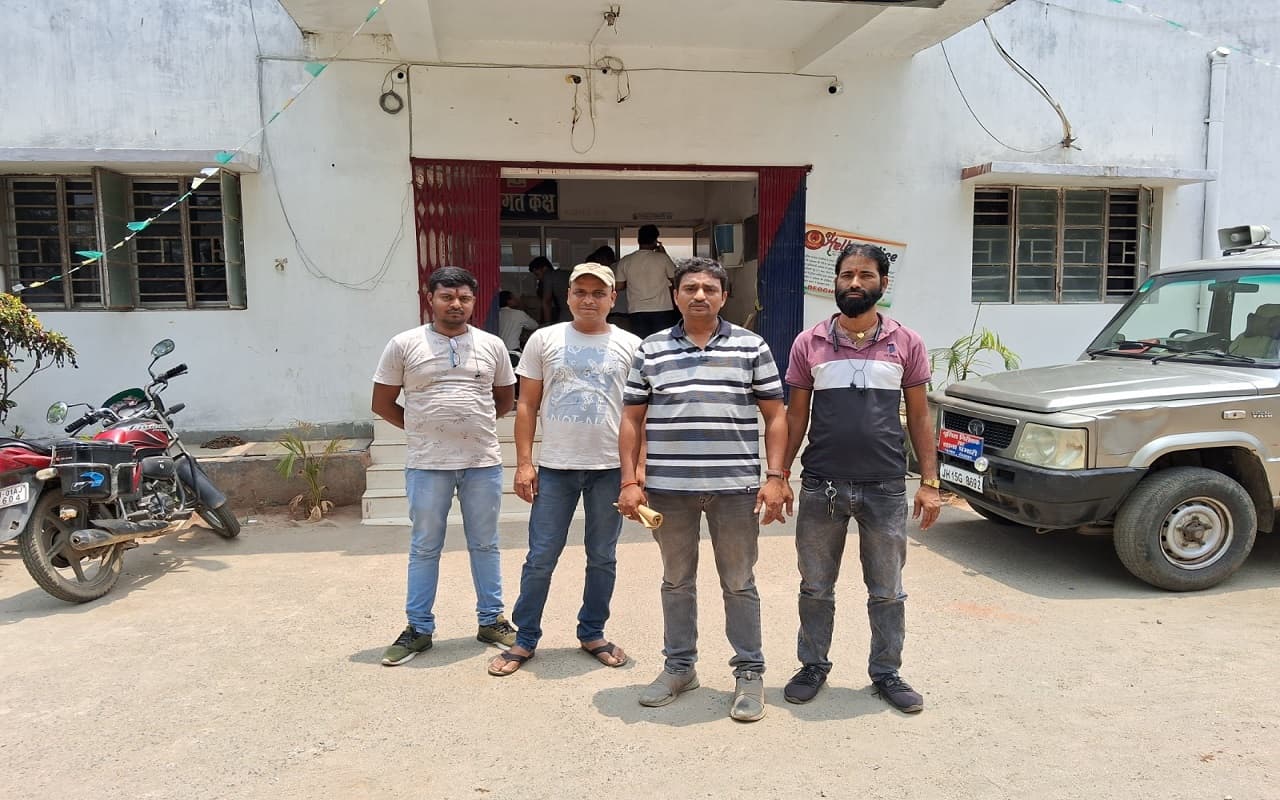 झारखंड: इन्वेस्टमेंट के नाम पर फर्जी वेबसाइट से लाखों रुपये की ठगी, नगर थाने में पीड़ितों ने सुनायी आपबीती झारखंड: इन्वेस्टमेंट के नाम पर फर्जी वेबसाइट से लाखों रुपये की ठगी, नगर थाने में पीड़ितों ने सुनायी आपबीती
