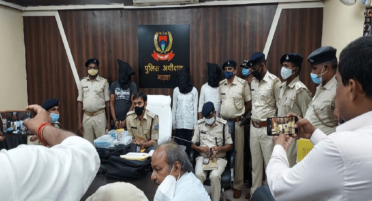 झारखंड के गढ़वा से कुख्यात खुश्तर अंसारी समेत 3 अपराधी गिरफ्तार, हथियार बरामद