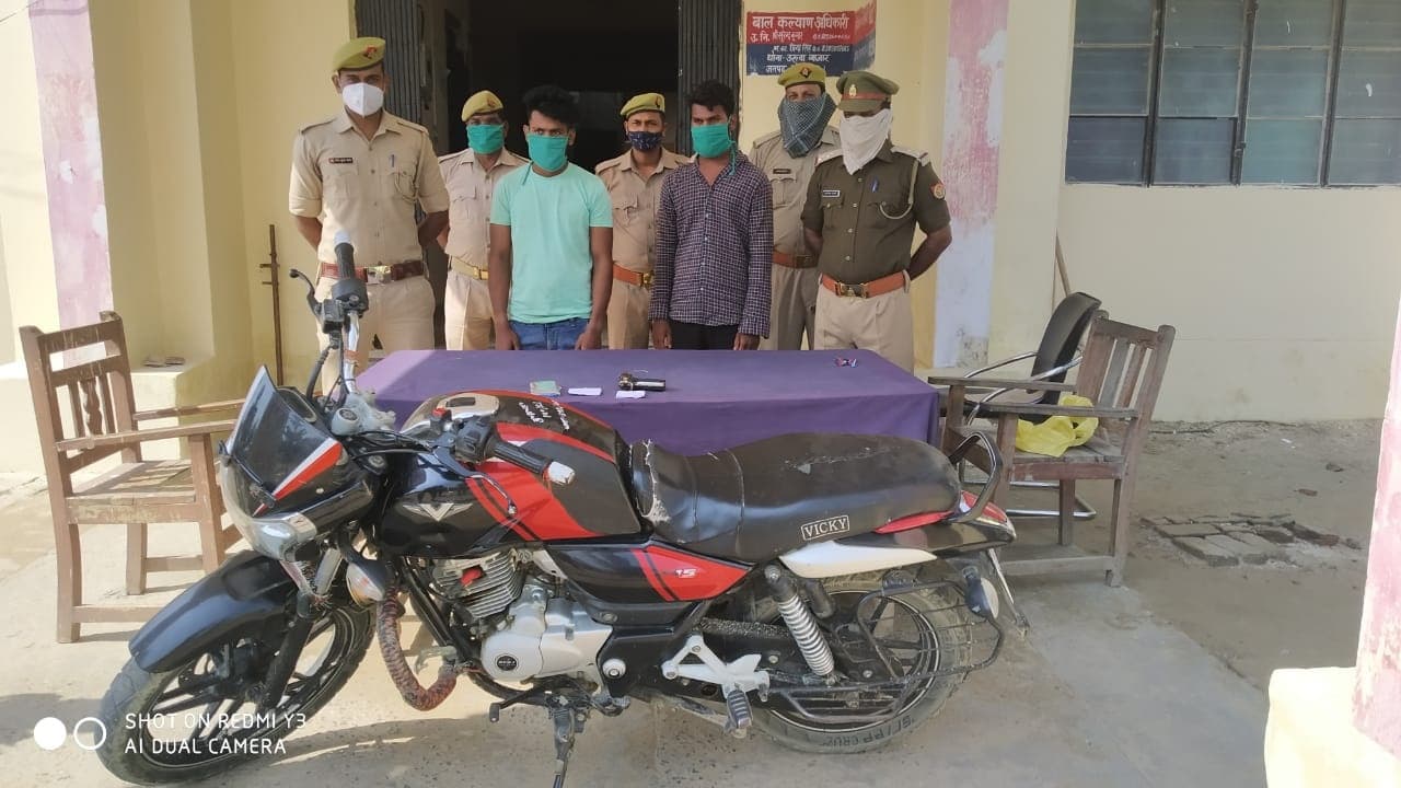 Gorakhpur News: लूट की घटना को अंजाम देने वाले आरोपी गिरफ्तार, एक बाइक और नगदी बरामद